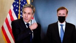 Menlu AS Antony Blinken, dan penasihat keamanan nasional Jake Sullivan, memberikan keterangan pers di Anchorage, Alaska, Jumat (19/3).