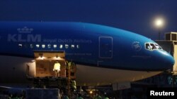 Pekerja membongkar boks vaksin AstraZeneca yang tiba di Bandara Internasional Soekarno-Hatta Tangerang, 8 Maret 2021. (Foto: Muhammad Iqbal/Antara via REUTERS)