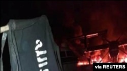 Fotografija koju je objavila grupa Al Šabab nakon napada na vojnu bazu u Keniji, na kojoj se vidi zastava te militantne grupe iz Somalije, za koju se tvrd se vijori u vazdušnoj bazi Manda bej, u Lamuu, Kenija, 5. januara 2020. (REUTERS)