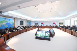 Presiden Jokowi dalam rapat terbatas di Istana Kepresidenan di Jakarta, Senin (22/11). Presiden menegaskan penerapan PPKM level 3 selama periode liburan Nataru diperlukan sebagai antisipasi untuk mencegah ledakan kasus COVID-19. (Foto: Courtesy/Biro Setp