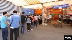 រូបឯកសារ៖ ប្រជាជនឈរតម្រង់ជួររង់ចាំចូល ធ្វើការបោះឆ្នោតនៅព្រឹកថ្ងៃទី២៩ ខែ កក្កដា ឆ្នាំ ២០១៨ នៅការិយាល័យបោះឆ្នោត «សាលាគរុកោសល្យវិក្រិត្យការក្រុង» ក្រុងតាខ្មៅ ខេត្តកណ្តាលប្រទេសកម្ពុជា។ (ទុំ ម្លិះ/VOA) 