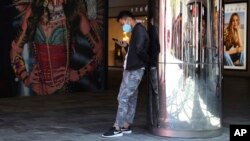 Seorang pria mengenakan sepatu merek Nike di Beijing, 21 Mei 2019.