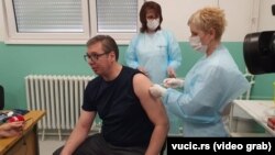 Arhiva - Predsednik Aleksandar Vučić prima drugu dozu vakcine protiv Kovida 19 u Pukovacu, selu između Niša i Leskovca, u jugoistočnoj Srbiji, 27. aprila 2021. (foto: vucic.rs)