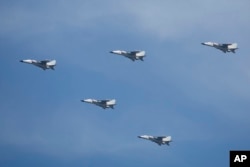 在2015年9月3日大阅兵期间飞过北京上空的歼轰-7战机。