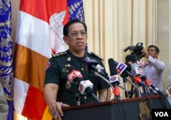 រូបឯកសារ៖ លោក ឈុំ សុជាតិ អ្នកនាំពាក្យ​ក្រសួង​ការពារជាតិ​ ថ្លែង​ក្នុង​សន្និសីទ​ស្តីពី​«ព័ត៌មានក្លែងក្លាយ អន្តរាយសន្តិសុខជាតិ» នៅ​ទីស្តីការ​គណៈរដ្ឋមន្រ្តី​ រាជធានី​ភ្នំពេញ នៅ​ថ្ងៃទី២៥ ខែកក្កដា ឆ្នាំ២០១៩។ (កាន់ វិច្ឆិកា/VOA)