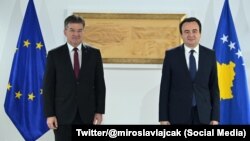Izlaslanik Evropske unije za dijalog Kosova i Srbije Miroslav Lajčak (levo) i premijer Kosova Aljbin Kurti (Foto: Twitter/@miroslavlajcak)