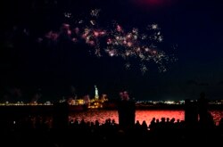 Kembang api menghiasi angkasa di sekitar Pelabuhan New York dan Patung Liberty saat New York dan kota-kota lain di sekitar negara bagian New York mengakui tingkat vaksinasi COVID-19 di New York telah mencapai 70 persen, Selasa, 15 Juni 2021.