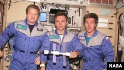 Kru Ekspedisi 1 Pesawat Antariksa berpose di dalam ISS (International Space Station), December 2000. (foto: dok). Dari kiri: William Shepherd, Yuri Gidzenko dan Sergei Krikalev.
