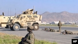 Tentara AS berjaga di sepanjang perimeter di bandara internasional di Kabul, Afghanistan, 16 Agustus 2021. (Foto: AP)