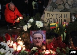 Bdenje za Alekseja Navalnog u Viljnusu (Foto: AFP/Petras Malukas)
