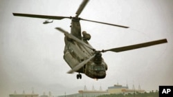 台湾陆军的契努克直升机在公路上降落后又升空