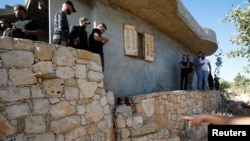 Ljudi na mestu na kome su izraelske snage ubije trojicu Palestinca, u Beit Ananu, u delu Zapadne obale koju je okupirao Izrael, 26. septembra 2021.