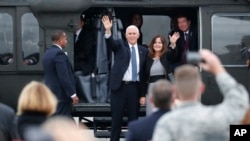 美国副总统彭斯和妻子凯伦在日本东京郊外的横田美国空军基地登上空军二号前挥手致意。（2018年11月12日）