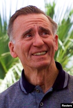 Apolo 7 astronaut Volter Kaningem prisustvuje proslavi misije Apolo 11, koja je po prvi put odvela ljude na Mesec, na 30-tu godišnjicu leta, u Kenedi svemirskom centru na Kejp Kanaveru, Florida, 17. jul 1999. (Foto: REUTERS/Joe Skipper)