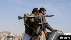 资料照：胡塞武装分子在萨那举行的游行中乘坐一辆皮卡车声援加沙地带的巴勒斯坦人。 （2024年1 月29日）