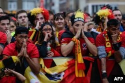 Reaksi para pendukung tim sepak bola Belgia setelah Perancis mencetak gol pertama saat mereka menyaksikan pertandingan semifinal Piala Dunia 2018 antara Perancis dan Belgia di zona fans di Brussels, Belgia, 10 Juli 2018.