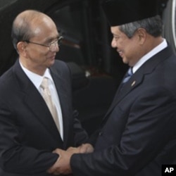 印尼总统苏西洛.尢多约诺(右)欢迎缅甸总统登盛到访(2011年5月5日)