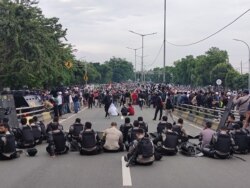 Sejumlah polisi berjaga di jembatan layang Pondok Kopi guna mencegah massa pendukung Rizieq Shihab yang berusaha mendekati Pengadilan Negeri Jakarta Timur, Kamis, 24 Juni 2021. (Foto: Indra Yoga/VOA)