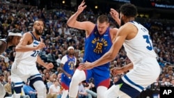 Nikola Jokić između Rudija Gobera i Karla Entonija Taunsa (Foto: AP/David Zalubowski)