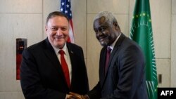 Secrétaire d'Etat ya Etats-Unis Mike Pompeo (G) na mokambi ya Union africaine Moussa Faki Mahamat na ndako ya UA na Addis Abeba, Ethiopie, 18 février 2020.