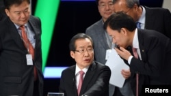 自由韩国党主席洪准杓2017年4月作为总统候选人准备电视辩论(资料照片)