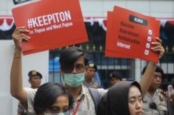 Seorang aktivis dalam unjuk rasa di depan Kementerian Komunikasi dan Informasi di Jakarta, menuntut pemerintah membuka akses internet di Papua dan Papua Barat, 23 Agustus 2019. (Foto: AFP)