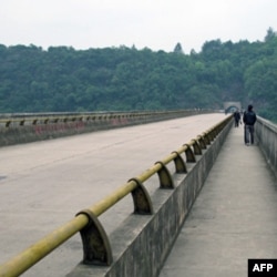 江界河大桥桥面