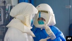 Personel medis di Rumah Sakit Jinyintan, Wuhan di Provinsi Hubei, China, 13 Februari 2020. (Foto: Chinatopix via AP)