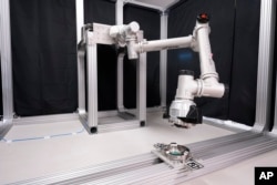 Robotizovana ruka razvijena kako bi bila montirana na vozilo "Lunar kruzer" za istraživanje površine Meseca.