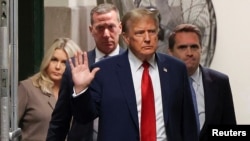 Bivši predsednik Donald Tramp vraća se u sudnicu posle pauze, 23. aprila 2024. (Foto: Yuki Iwamura/Pool)