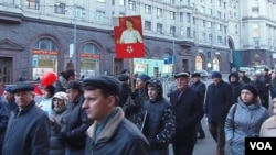 2012年11月7日共产党人在莫斯科市中心游行纪念十月革命。明年是十月革命百年纪念，许多俄罗斯人现在想重返苏联时代。（美国之音白桦拍摄）