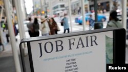 ARHIVA - Oglas za sajam za zapošljavanje u Njujorku (Foto: Rojters/Andrew Kelly)