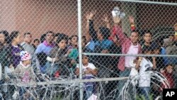  Migranti iz Centralne Amerike u El Pasu, Teksasu