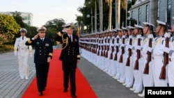 时任广州军区副司令员兼南海舰队司令员的沈金龙陪同新西兰皇家海军司令杰克·斯蒂尔少将在湛江检阅仪仗队。（2015年1月14日）