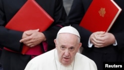 Paus Fransiskus terlihat di halaman San Damaso selama audiensi umum mingguan di Vatikan, 30 September 2020. (Foto: REUTERS / Yara Nardi)