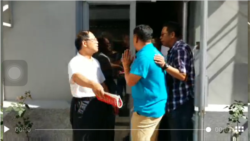 2016年7月26日，胡德华在炎黄春秋杂志社驱赶侵占该社的官方人员。（网友提供）