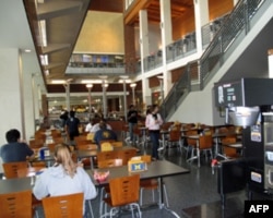 美国一所大学的食堂