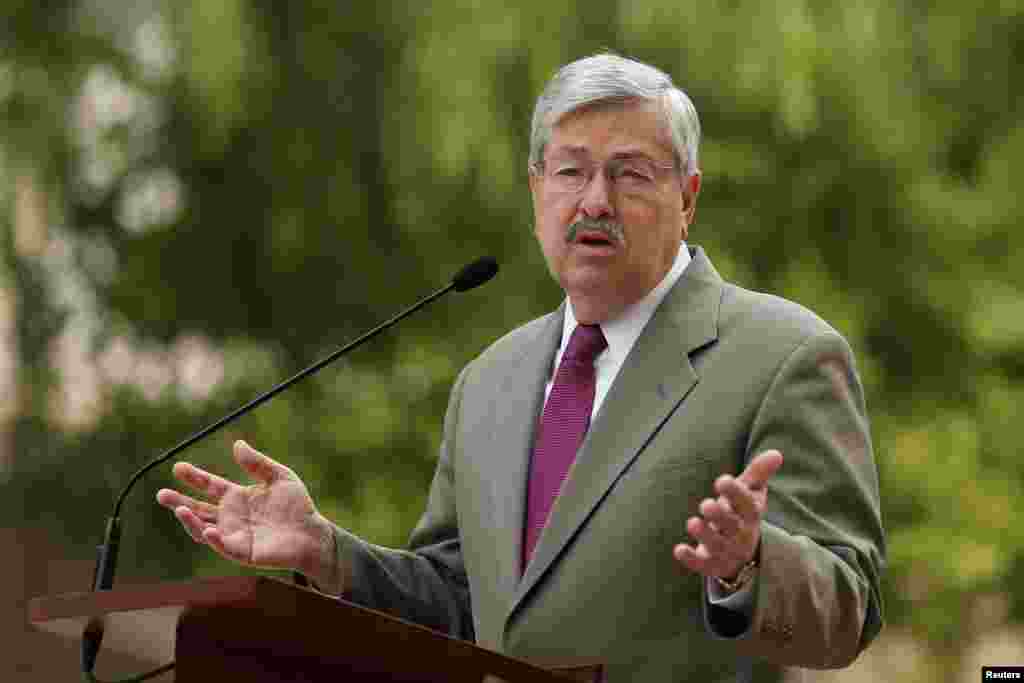 美国驻中国新大使布兰斯塔德在北京居所前发表讲话(2017年6月28日)。布兰斯塔德大使对记者说:“显然,我们关心刘晓波和她的妻子,我们愿意做力所能及的事情看看是否有可能(让刘晓波到其他国家寻求治疗)。我们美国人希望他有机会到别处寻求治疗,假如这有帮助的话。”