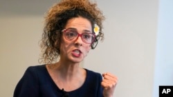ARHIVA - Iranska disidentkinjat Masih Alinedžad govori tokom intervjua za Asošijeted pres, 23. septembra 2023. u Njujorku. 