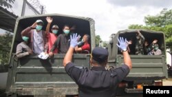 Militer membantu para napi yang dibebaskan sebelum masa tahan habis untuk menghindari peningkatan kasus virus corona (COVID-19) di penjara-penjara yang kelebihan penghuni di Depok, 2 April 2020. (Foto: Antara via Reuters)