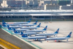 Pesawat Boeing 737 Max milik maskapai penerbangan China Southern Airlines diparkir di tepi landasan Bandara Internasional Urumqi Diwopu di Urumqi, China, 21 April 2021.