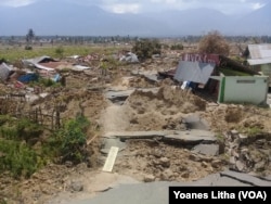Kawasan Petobo, Palu Selatan, yang semula padat penduduk, kini rata dengan tanah pasca bencana gempa bumi di Palu, Sulawesi Tengah, 6 Oktober 2018. (Foto: VOA/Yoanes Litha)