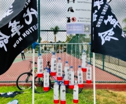香港论坛作品：12瓶矿泉水代表香港12人。(美国之音2020年10月24日洛杉矶巴恩斯公园)