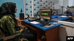 نشرات رادیو بیگم و جوانان حدود دو هفته پیش توسط طالبان در کابل متوقف شد و این گروه کم از کم دو تن از کارمندان این رسانه‌ها را با خود بردند که به گفتۀ نهادهای حامی خبرنگاران، در حال حاضر این خبرنگاران در بند طالبان قرار دارند.