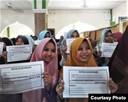 Lebih dari empat ratus santri dan santriwati mendukung pengesahan RUU P-KS dalam deklarasi di Pesantren Kebon Jambu, Cirebon, Jawa Barat. (Courtesy Koalisi Perempuan Indonesia)