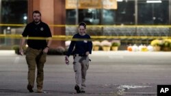 Pripadnici snaga bezbednosti ispred bakalnice Kroger u kojoj je se ranije tog dana dogodila pucnjava, u Kolirvilu, Tenesi, 23. septembra 2021.