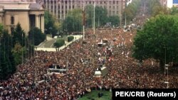 Građanski protest 5. oktobra 2000. pred zdanjem tadašnje Savezne skupštine