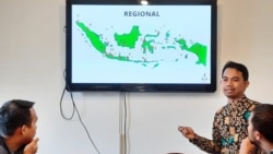 Direktur Eksekutif LBH Pers Ade menjelaskan laporan tahunan yang berisi beragam catatan mengenai kekerasan terhadap wartawan di Indonesia sepanjang tahun lalu di Jakarta, Senin (13/1). (VOA/Fathiyah)