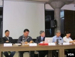 罗文嘉与王丹两岸研究室与公共知识分子季刊举办十八大研讨会(美国之音张佩芝拍摄)