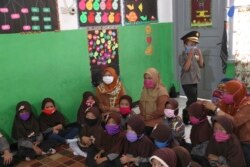 Siswa Taman Kanak-kanak (TK) mengenakan masker di dalam kelas di tengah pandemi COVID-19 di Jakarta, 5 Maret 2020.
